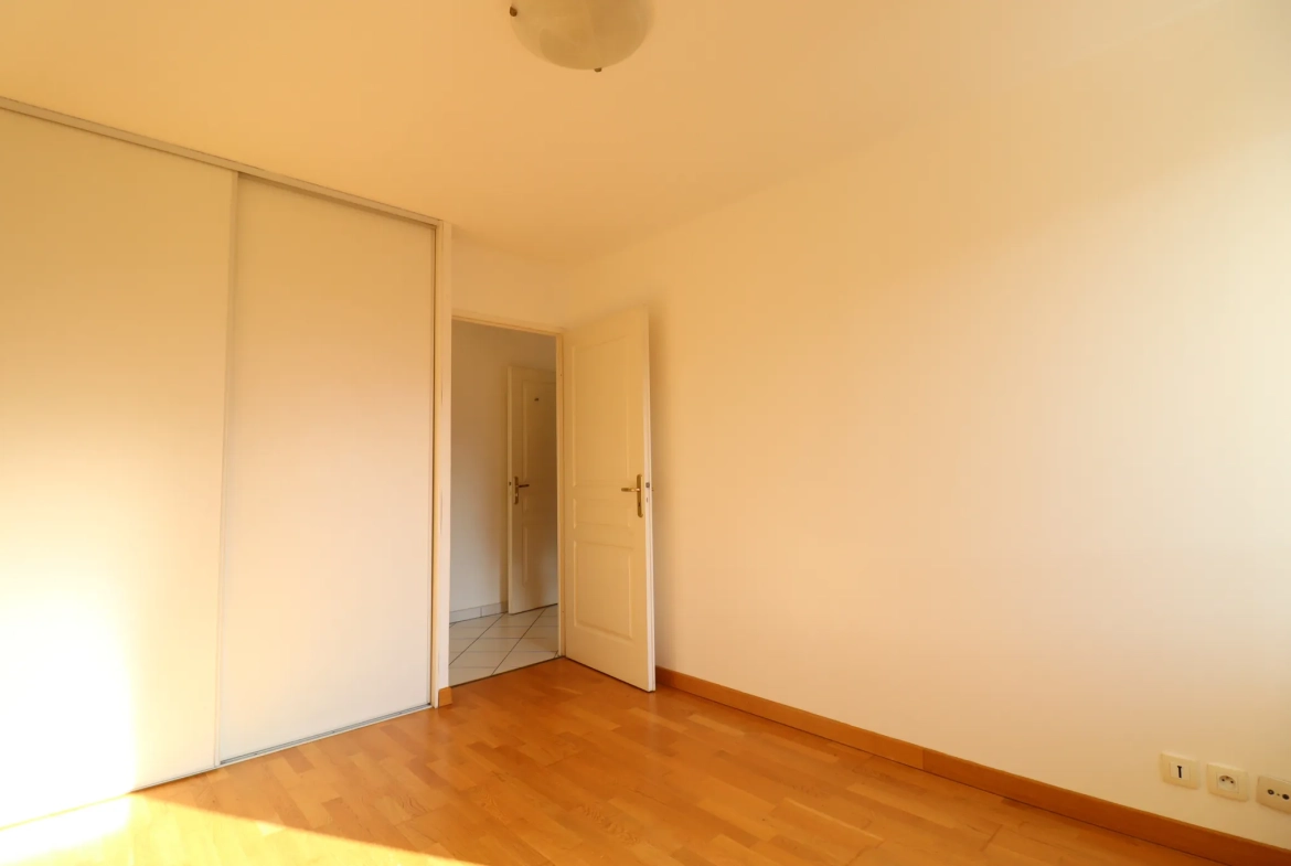 Appartement T3 lumineux avec terrasse et parking à Échirolles Franche-Verte 