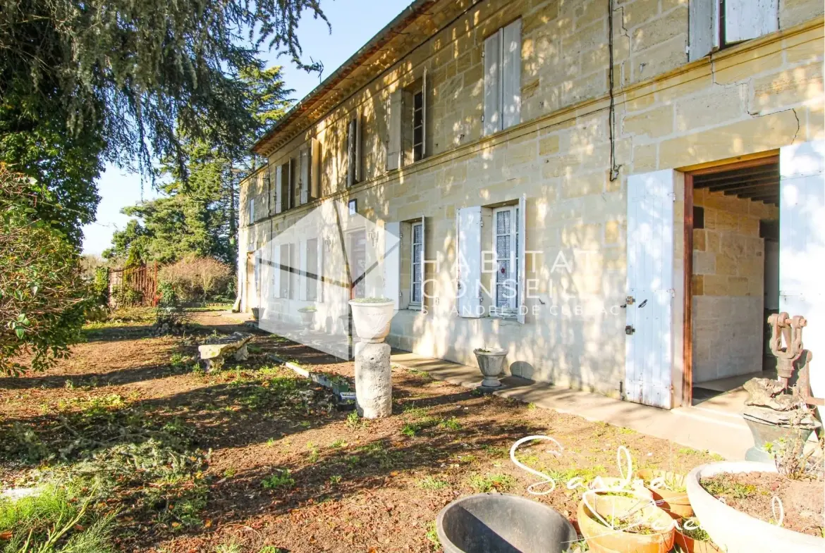 Maison ancienne à rénover de 289 m² à Saint-Magne-de-Castillon avec grand terrain 