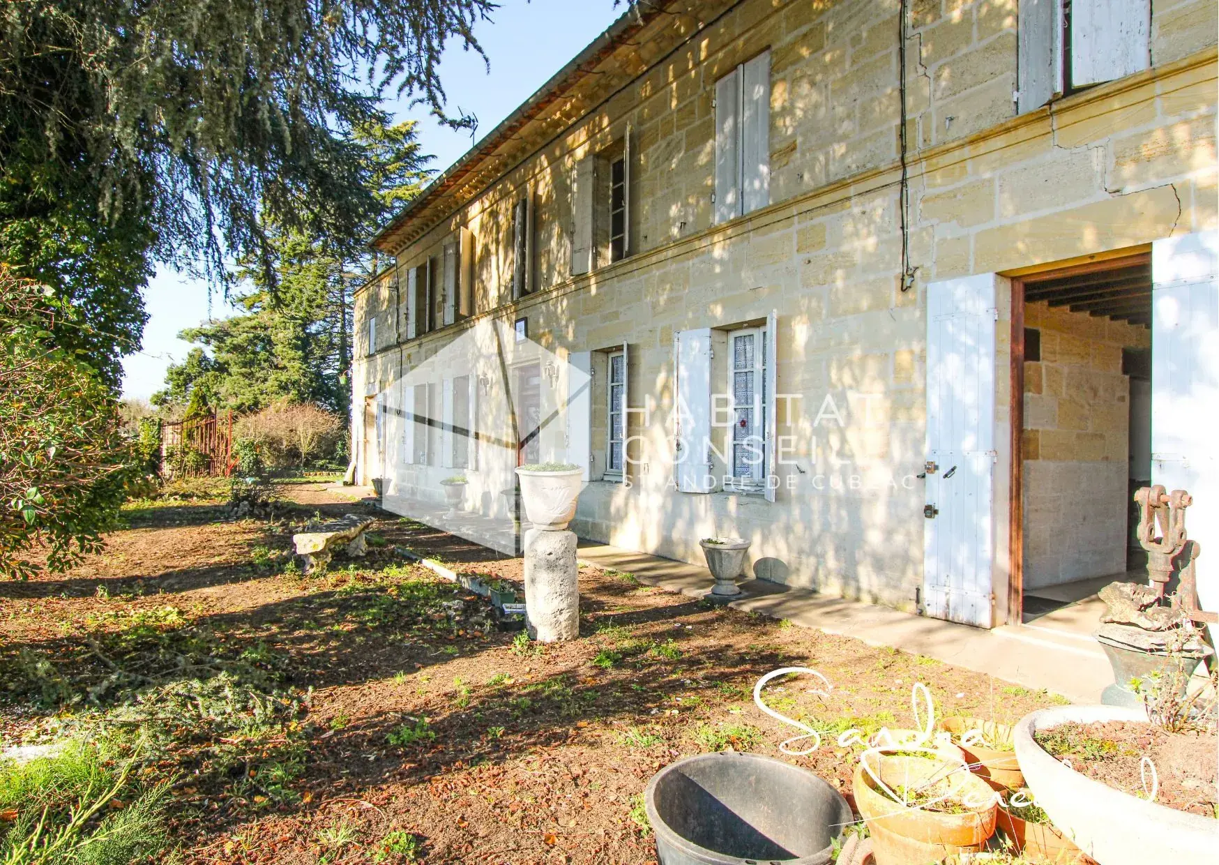 Maison ancienne à rénover de 289 m² à Saint-Magne-de-Castillon avec grand terrain 