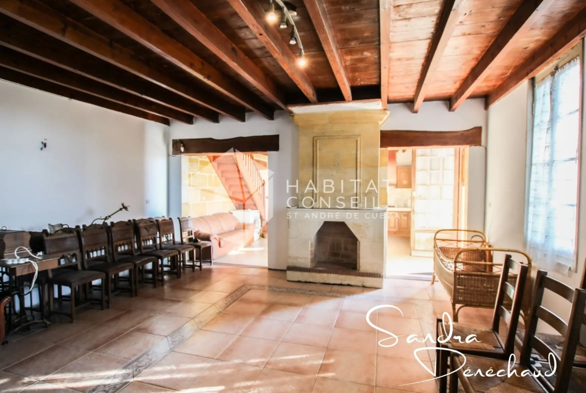 Maison ancienne à rénover de 289 m² à Saint-Magne-de-Castillon avec grand terrain 