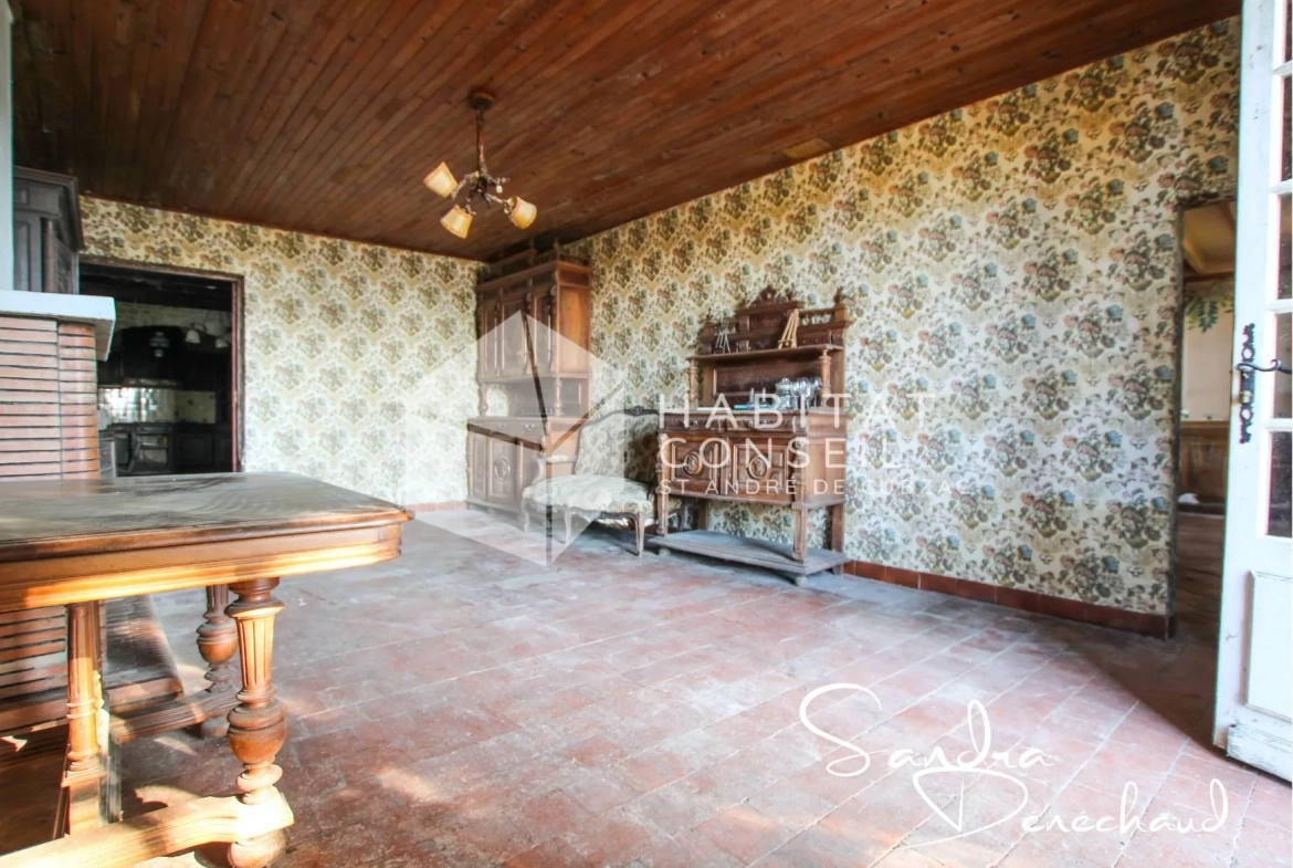 Maison ancienne à rénover de 289 m² à Saint-Magne-de-Castillon avec grand terrain 