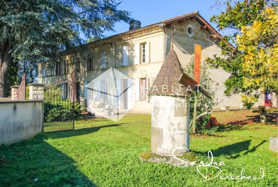 Maison ancienne à rénover de 289 m² à Saint-Magne-de-Castillon avec grand terrain 