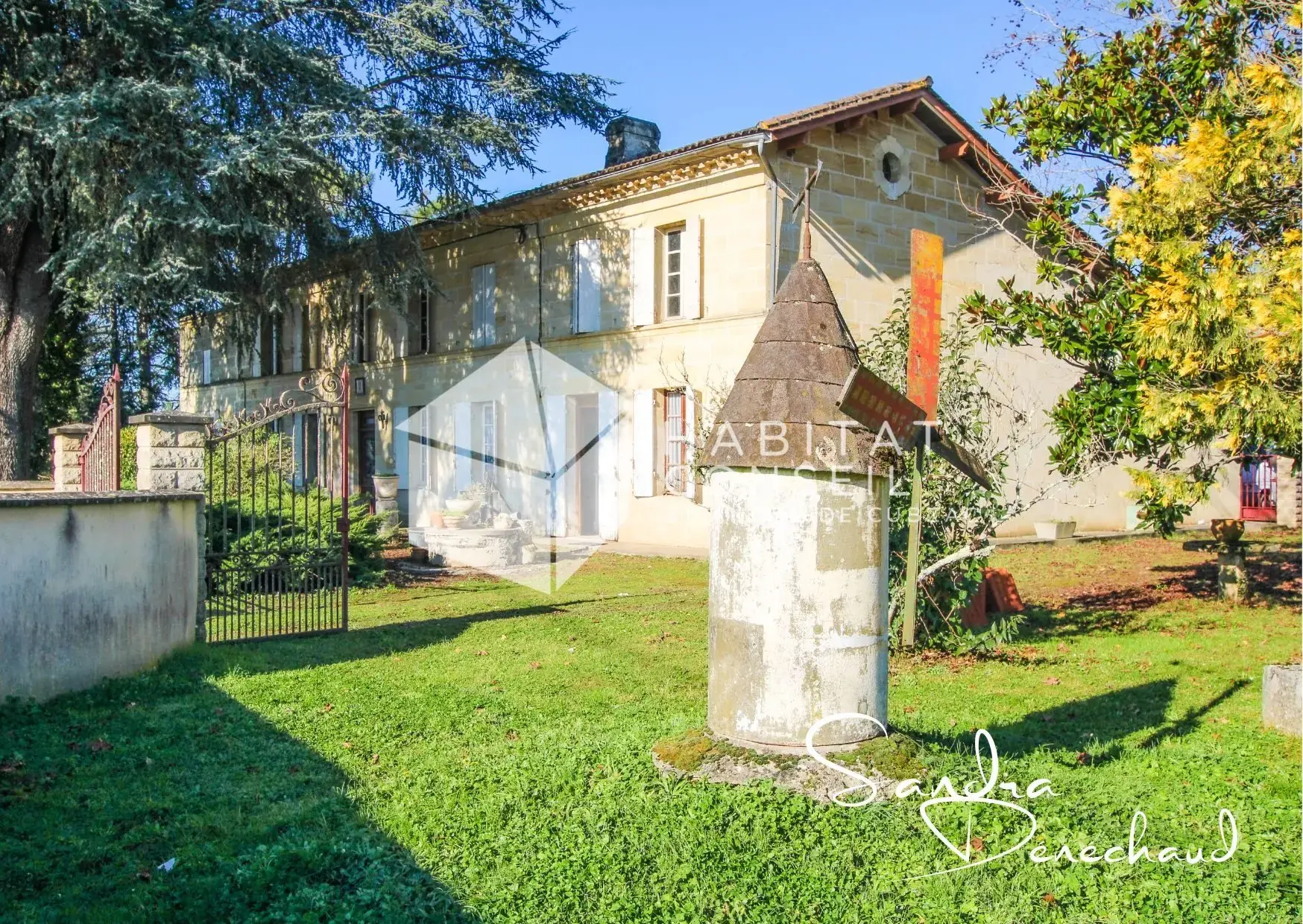 Maison ancienne à rénover de 289 m² à Saint-Magne-de-Castillon avec grand terrain 