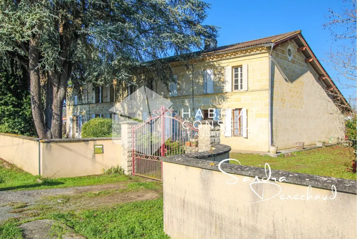 Maison ancienne à rénover de 289 m² à Saint-Magne-de-Castillon avec grand terrain 