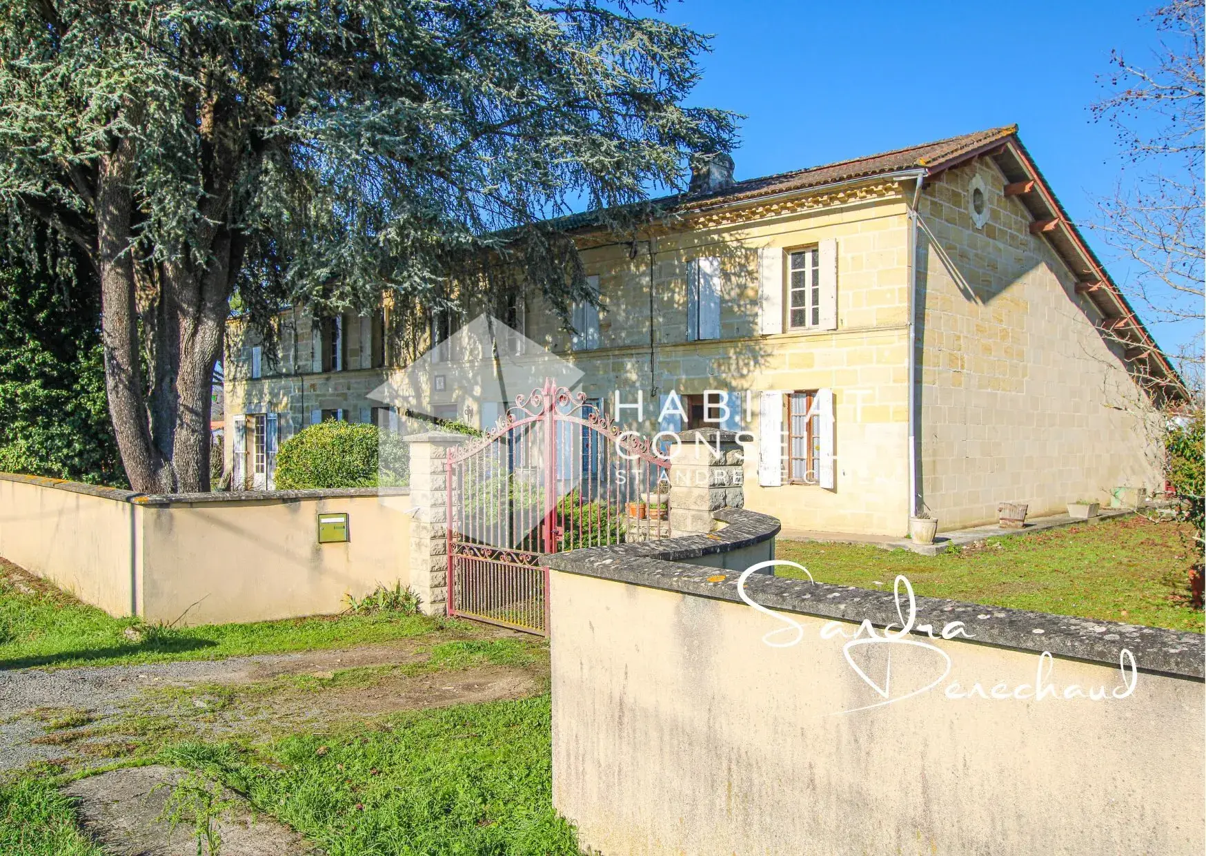 Maison ancienne à rénover de 289 m² à Saint-Magne-de-Castillon avec grand terrain 