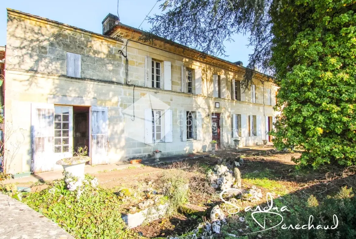 Maison ancienne à rénover de 289 m² à Saint-Magne-de-Castillon avec grand terrain 