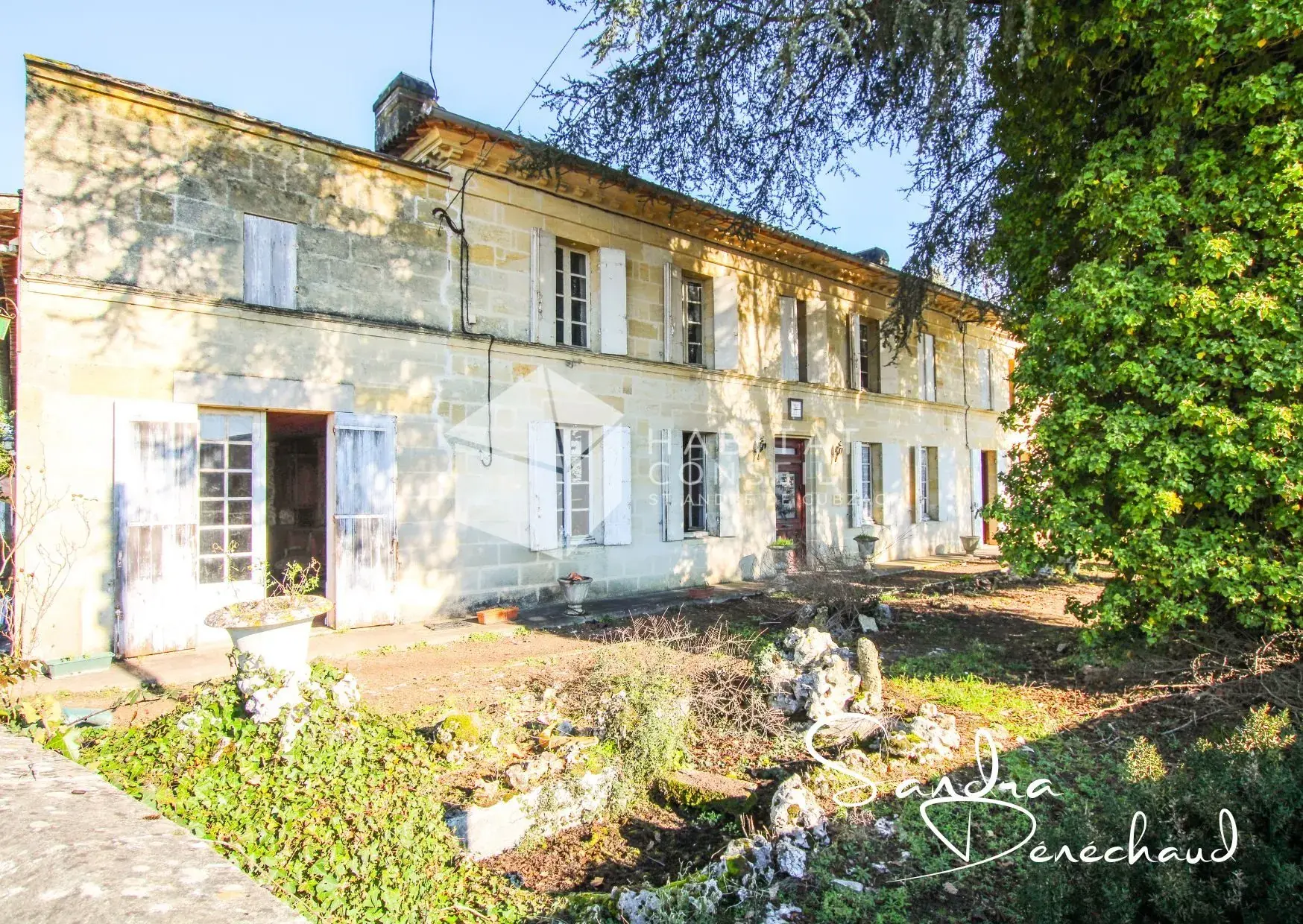 Maison ancienne à rénover de 289 m² à Saint-Magne-de-Castillon avec grand terrain 