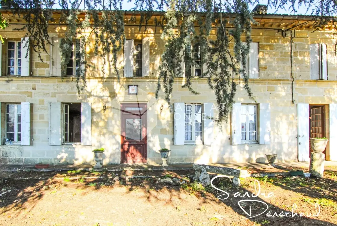 Maison ancienne à rénover de 289 m² à Saint-Magne-de-Castillon avec grand terrain 