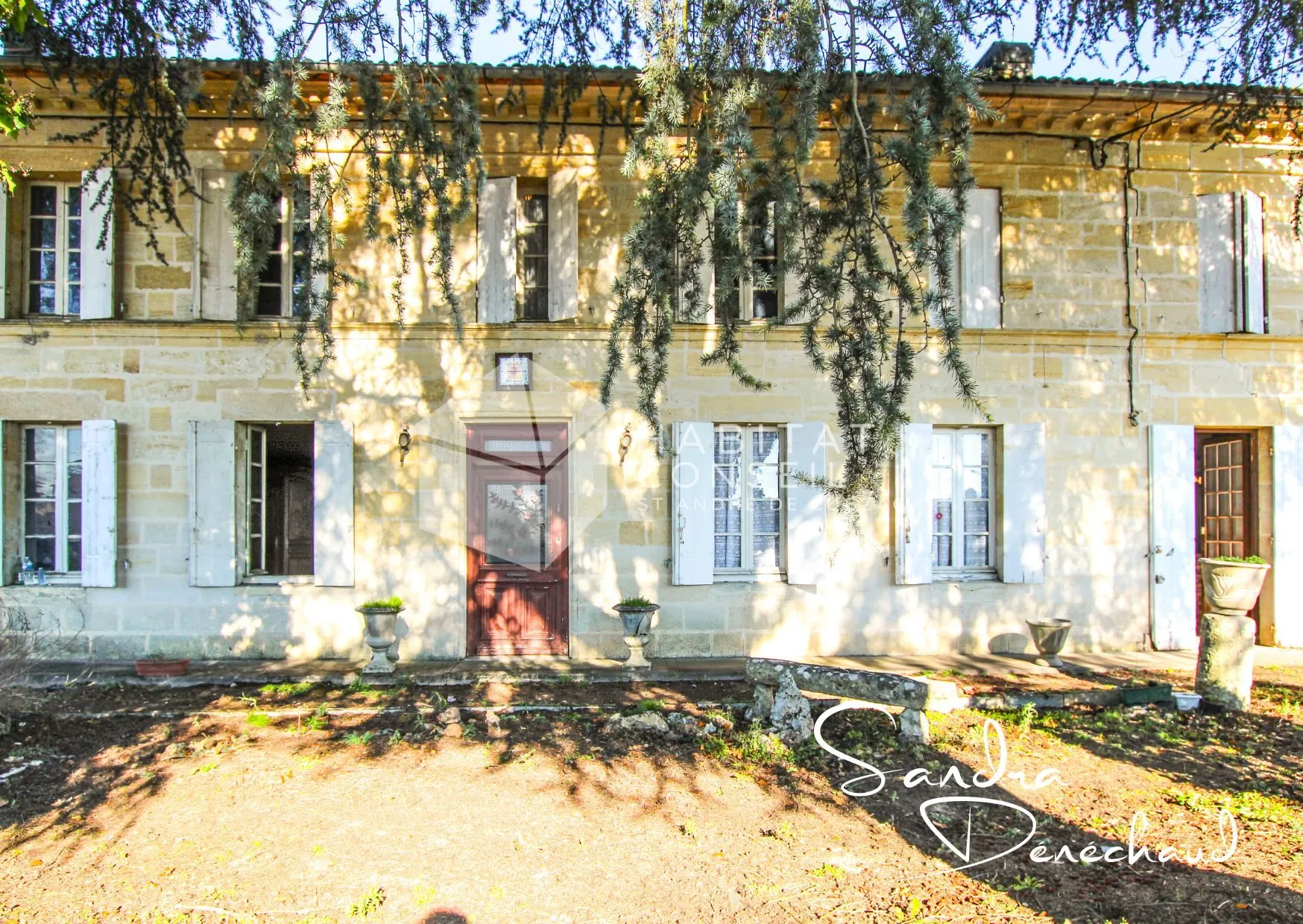 Maison ancienne à rénover de 289 m² à Saint-Magne-de-Castillon avec grand terrain 