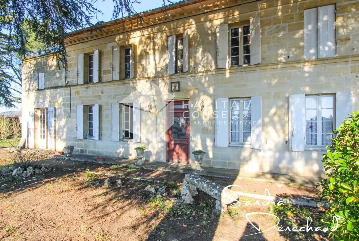Maison ancienne à rénover de 289 m² à Saint-Magne-de-Castillon avec grand terrain 