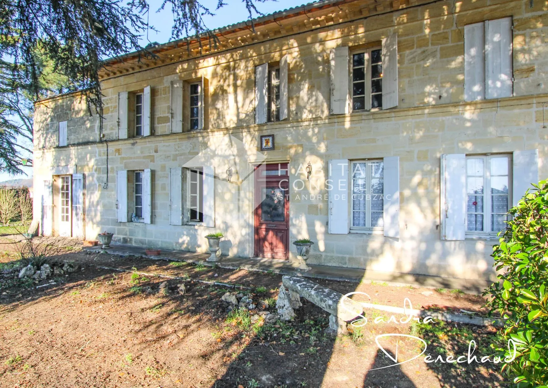 Maison ancienne à rénover de 289 m² à Saint-Magne-de-Castillon avec grand terrain 