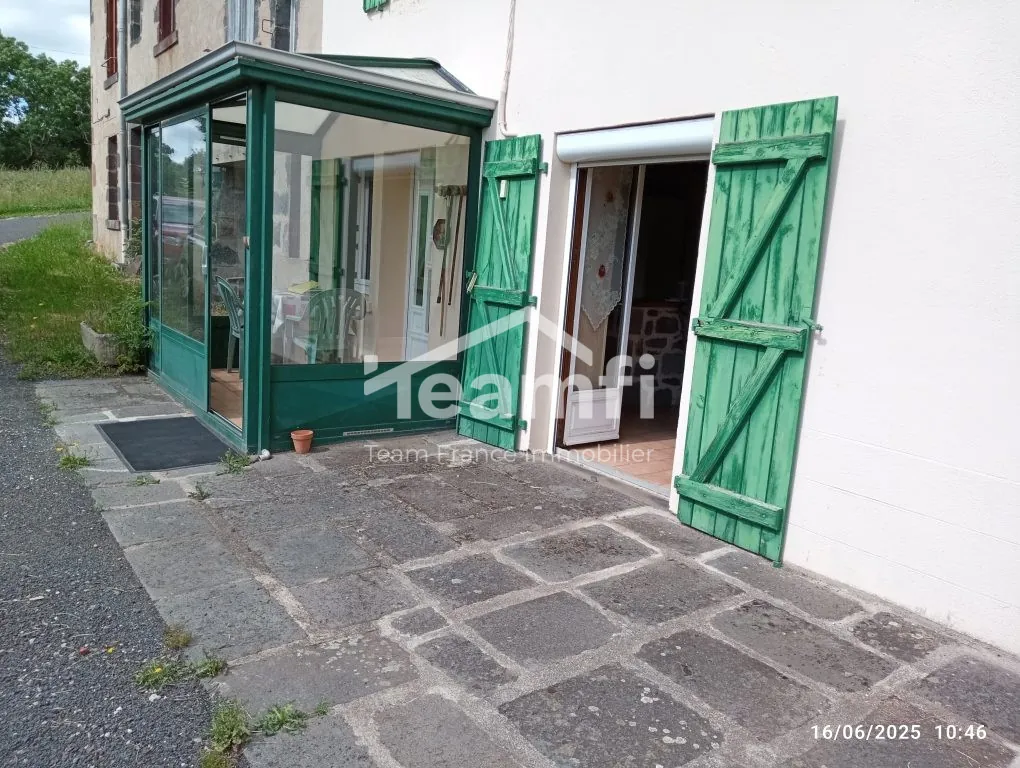 Belle maison familiale à Bromont-Lamothe avec jardin et vue sur les Puy 