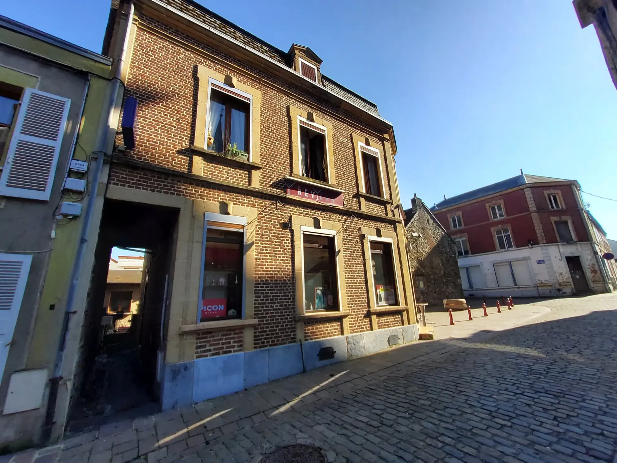Immeuble à Revin 08 avec fort potentiel locatif et transformation possible 
