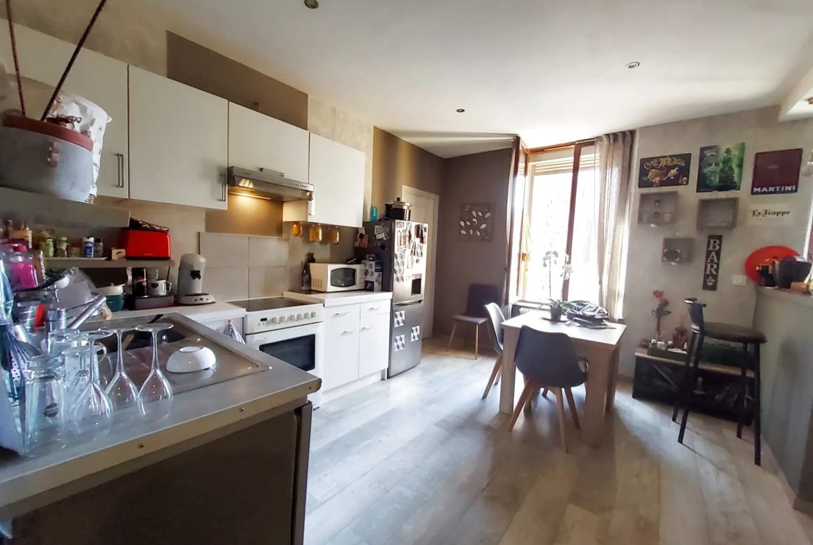 Immeuble à Revin 08 avec fort potentiel locatif et transformation possible 