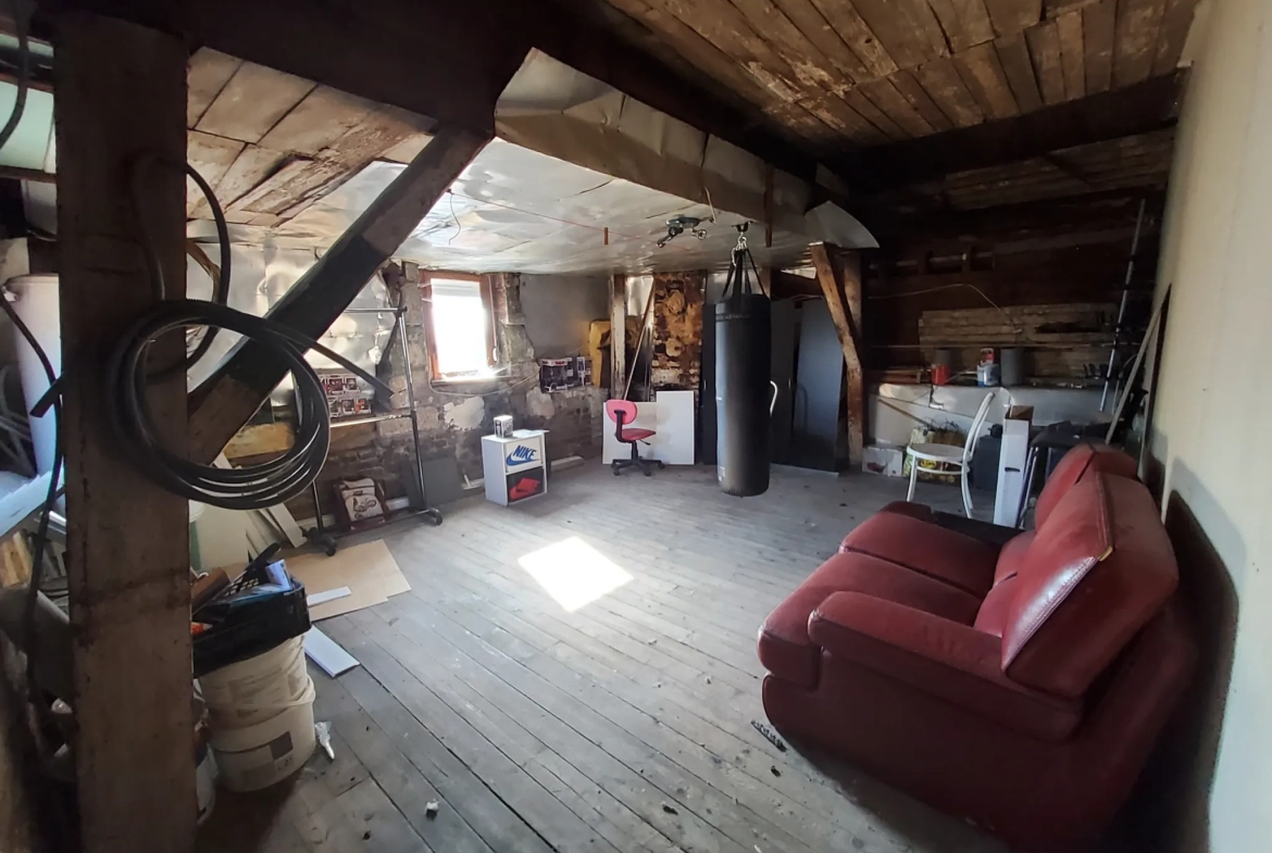 Immeuble à Revin 08 avec fort potentiel locatif et transformation possible 