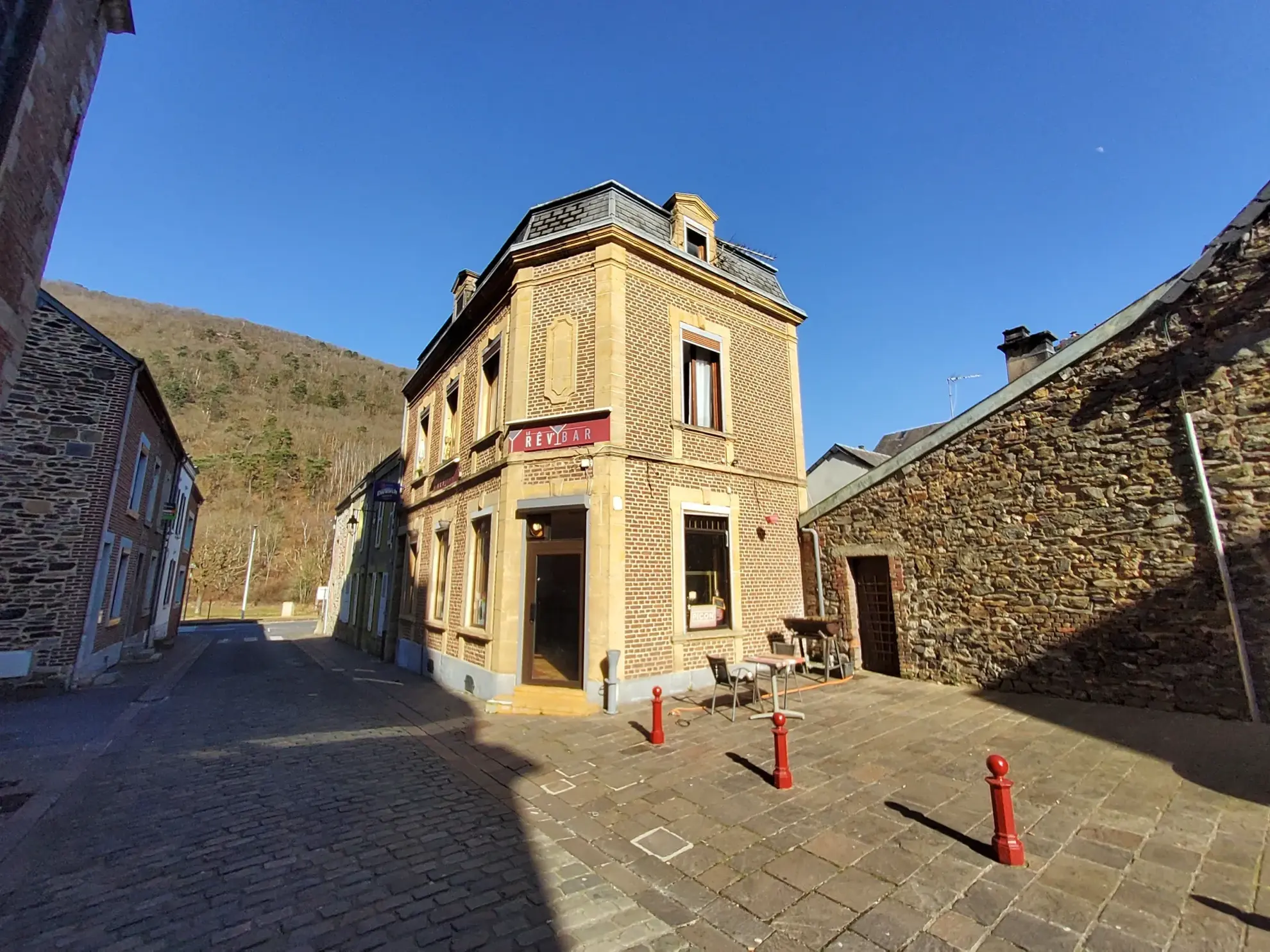 Immeuble à Revin 08 avec fort potentiel locatif et transformation possible 
