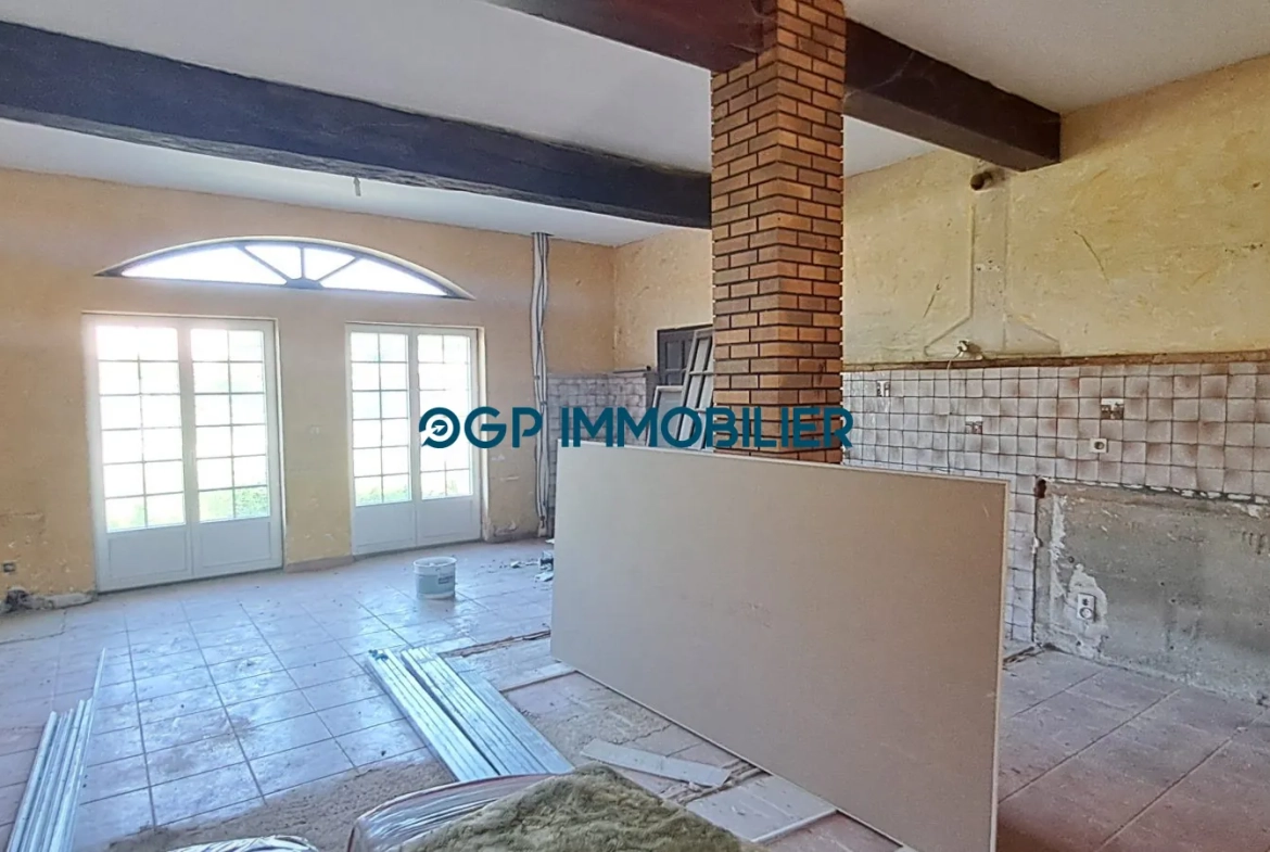Maison à vendre à Castelnau-d'Estrétefonds – Investissez dans une maison à rénover avec jardin et stationnement 