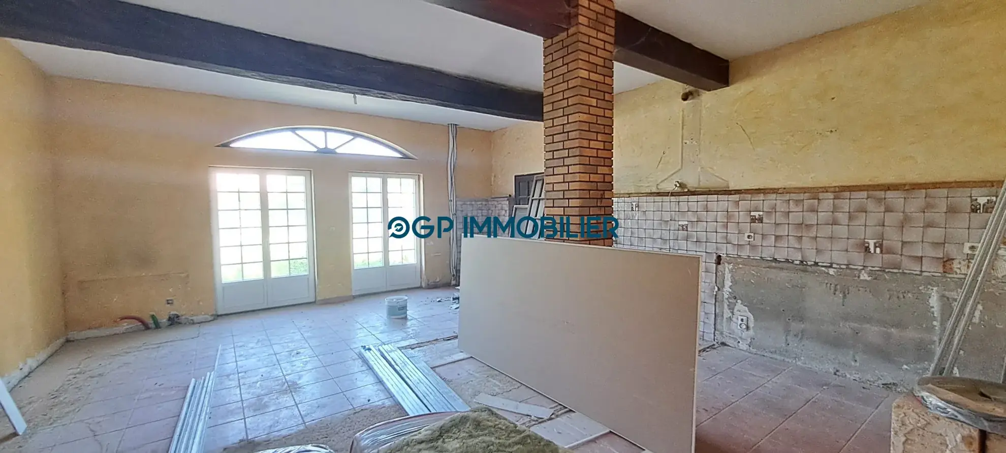 Maison à vendre à Castelnau-d'Estrétefonds – Investissez dans une maison à rénover avec jardin et stationnement 