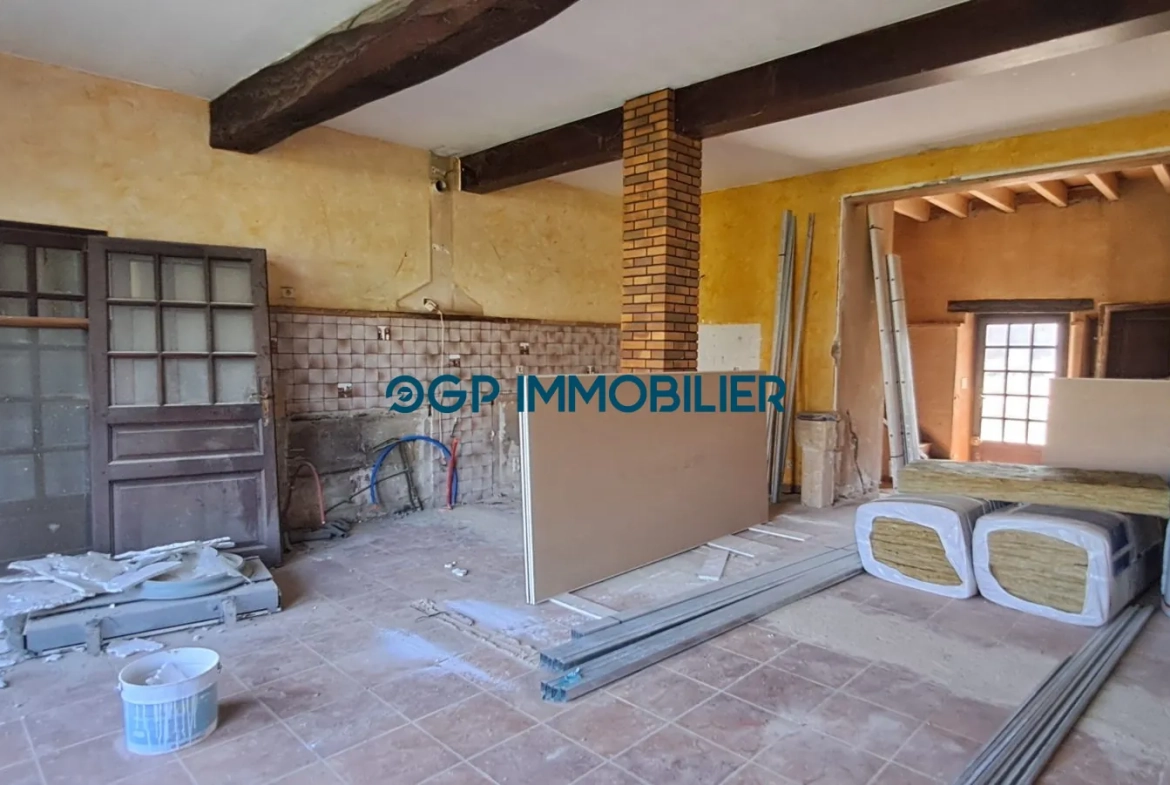 Maison à vendre à Castelnau-d'Estrétefonds – Investissez dans une maison à rénover avec jardin et stationnement 