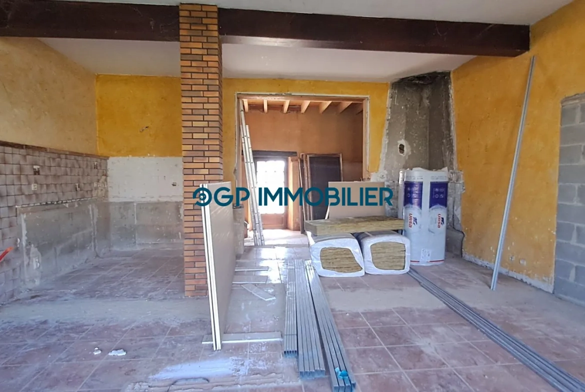 Maison à vendre à Castelnau-d'Estrétefonds – Investissez dans une maison à rénover avec jardin et stationnement 