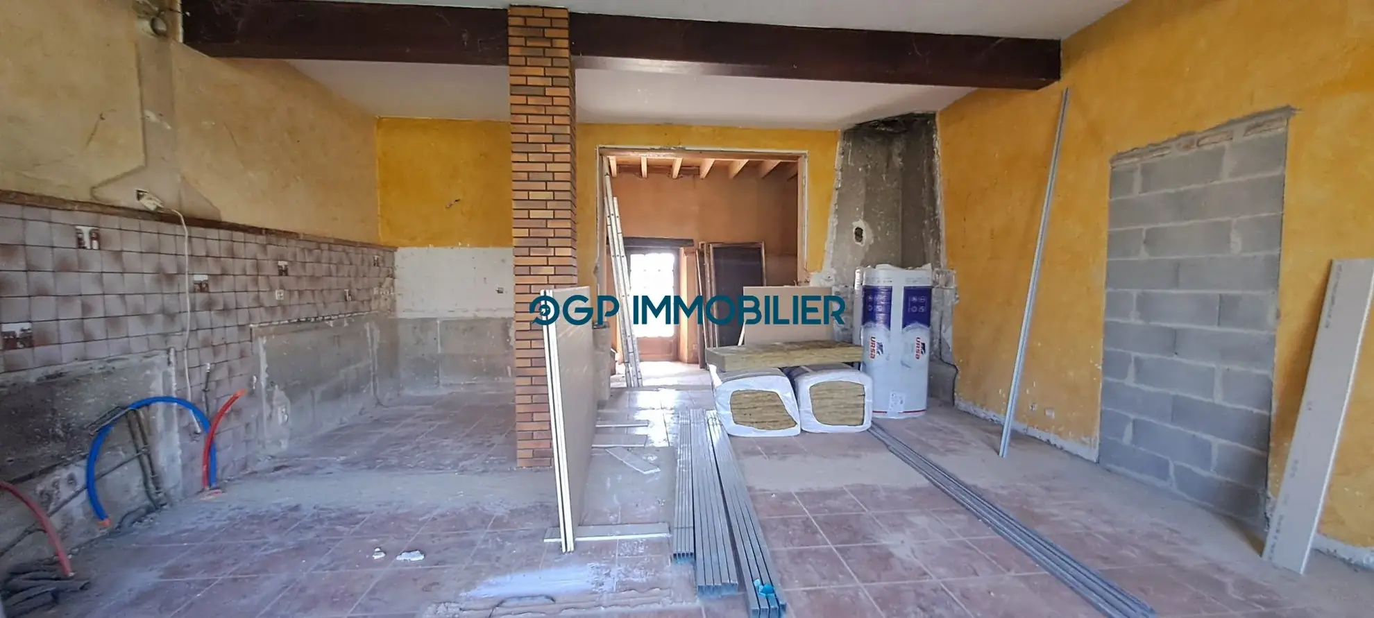 Maison à vendre à Castelnau-d'Estrétefonds – Investissez dans une maison à rénover avec jardin et stationnement 