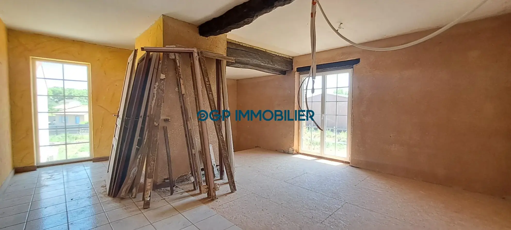Maison à vendre à Castelnau-d'Estrétefonds – Investissez dans une maison à rénover avec jardin et stationnement 