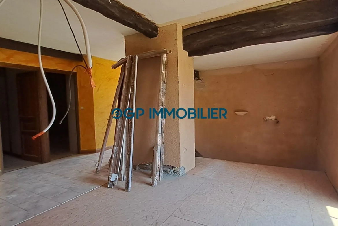 Maison à vendre à Castelnau-d'Estrétefonds – Investissez dans une maison à rénover avec jardin et stationnement 