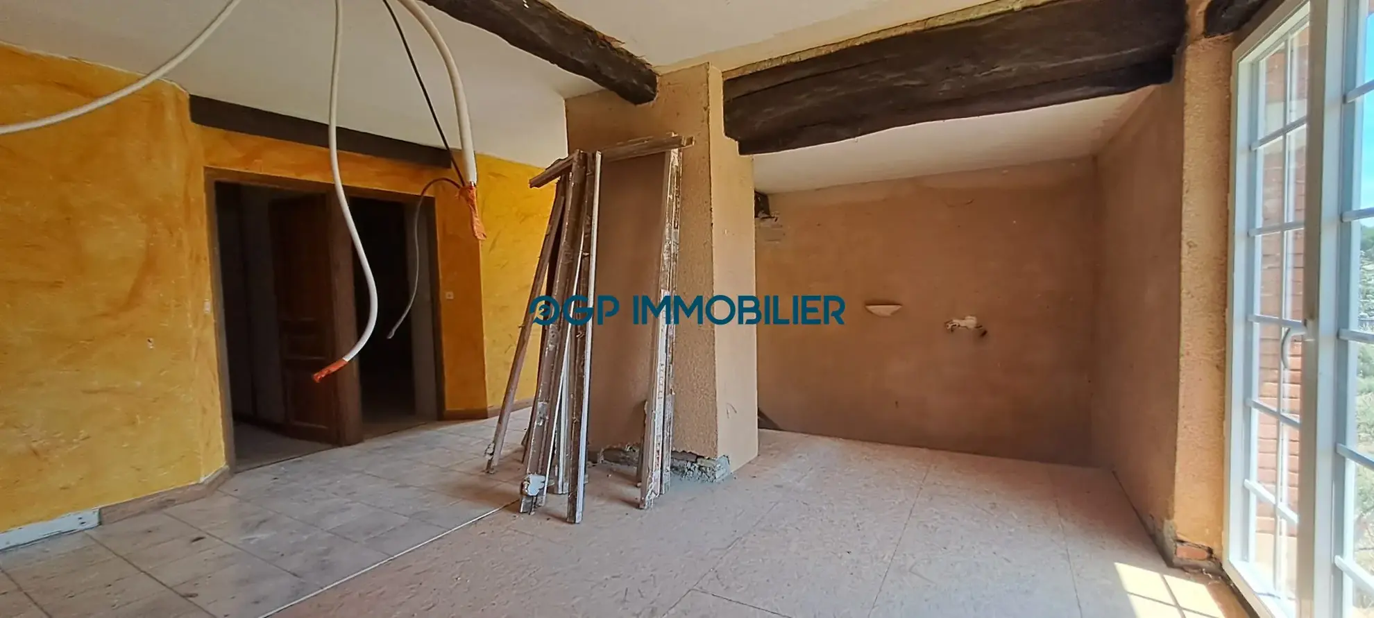 Maison à vendre à Castelnau-d'Estrétefonds – Investissez dans une maison à rénover avec jardin et stationnement 