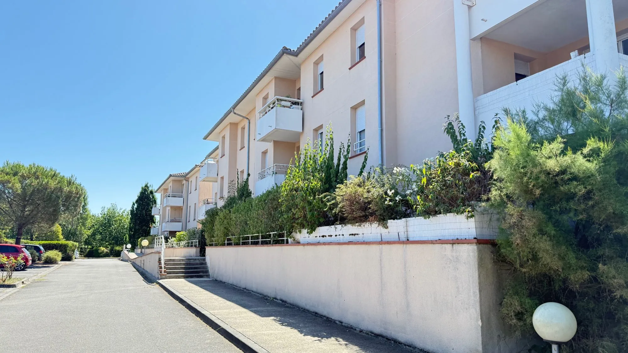Appartement T2 loué à Colomiers, proche Lycée International, avec piscine et parking 