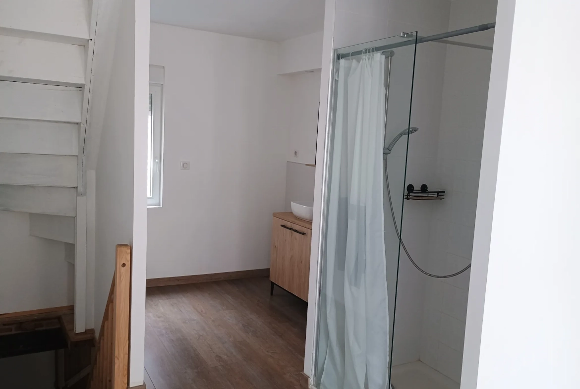 Maison de ville rénovée à Guise (02120) avec 2 chambres et potentiel commercial 