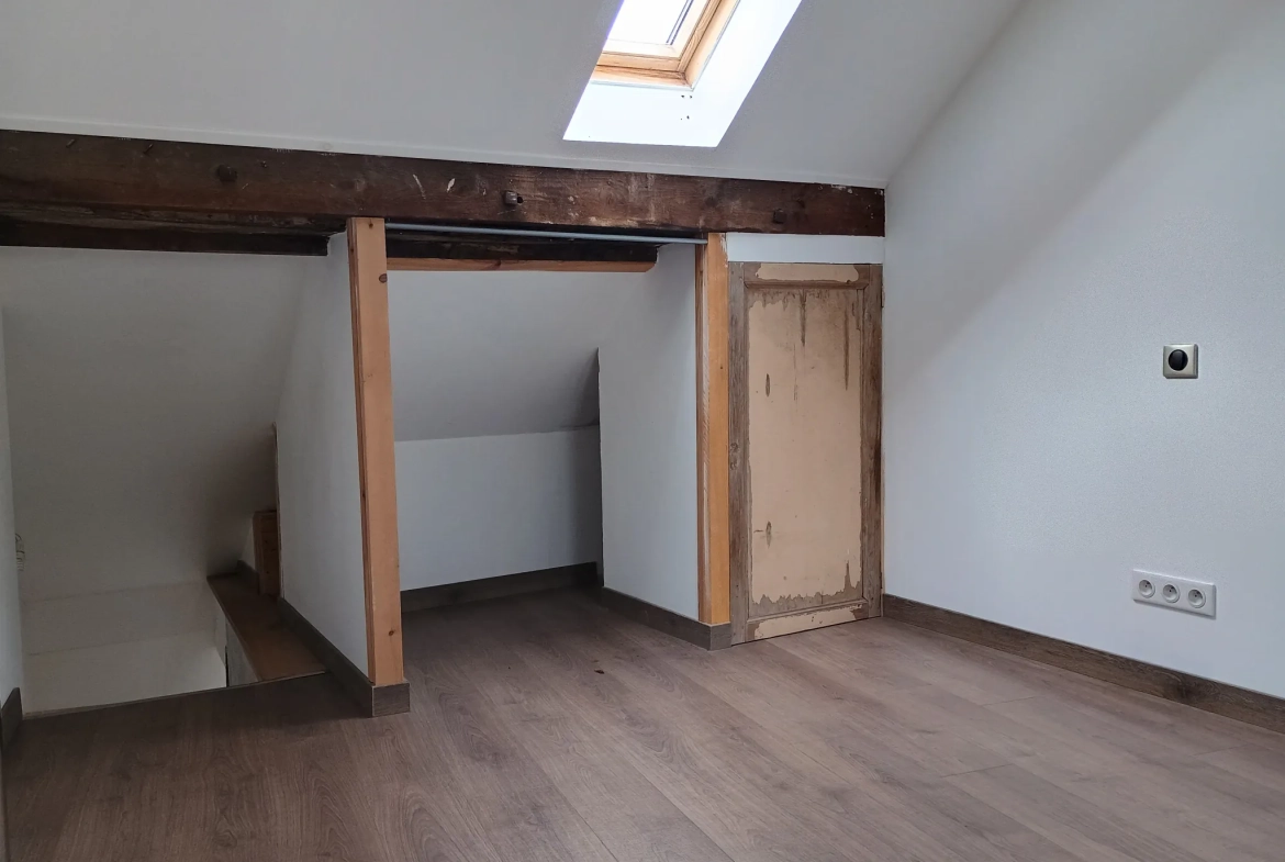 Maison de ville rénovée à Guise (02120) avec 2 chambres et potentiel commercial 