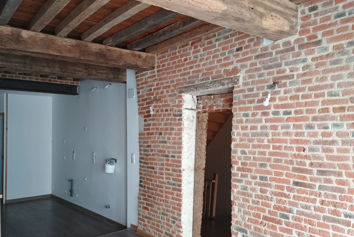 Maison de ville rénovée à Guise (02120) avec 2 chambres et potentiel commercial 