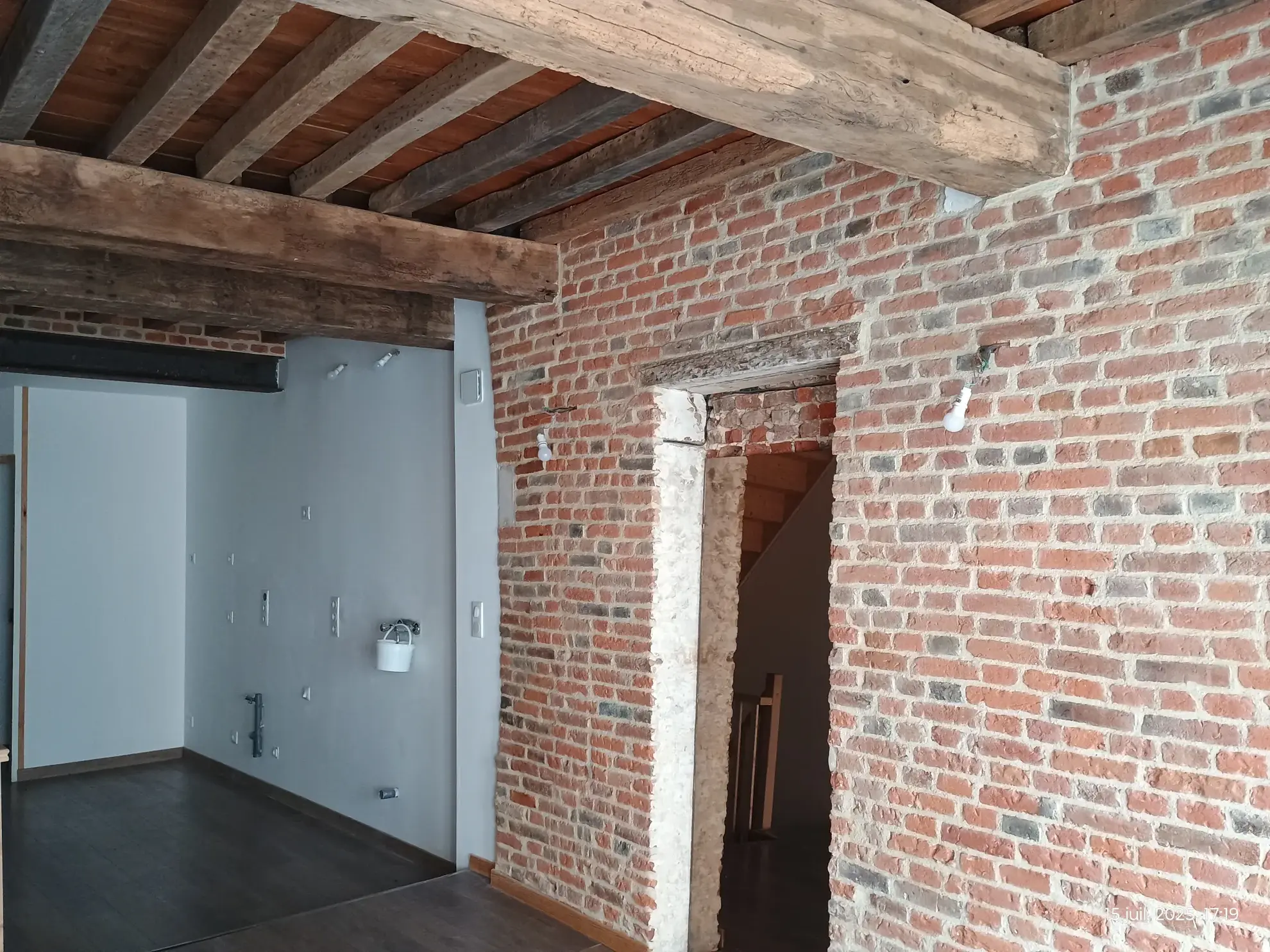 Maison de ville rénovée à Guise (02120) avec 2 chambres et potentiel commercial 