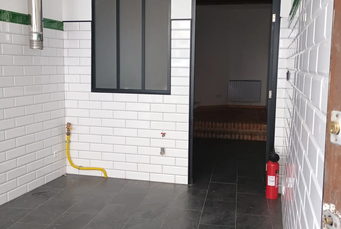 Maison de ville rénovée à Guise (02120) avec 2 chambres et potentiel commercial 