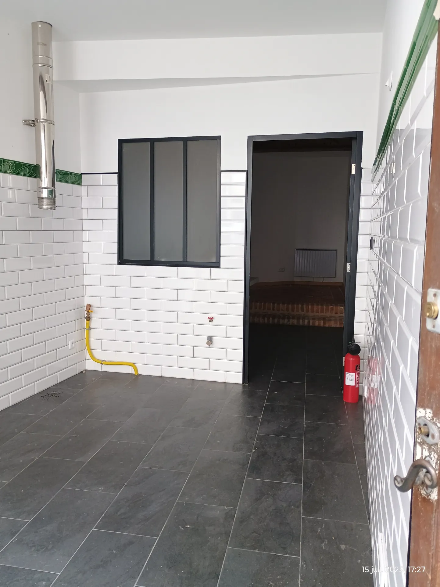 Maison de ville rénovée à Guise (02120) avec 2 chambres et potentiel commercial 