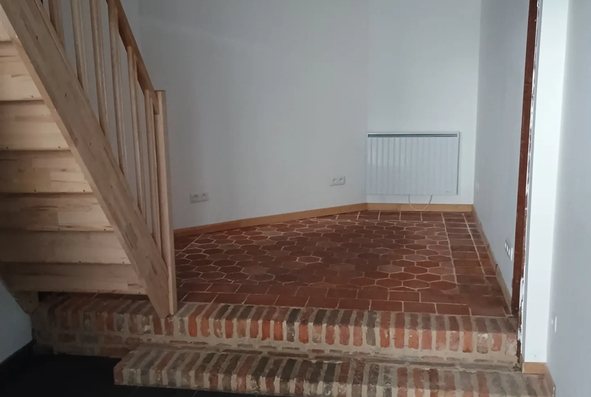 Maison de ville rénovée à Guise (02120) avec 2 chambres et potentiel commercial 