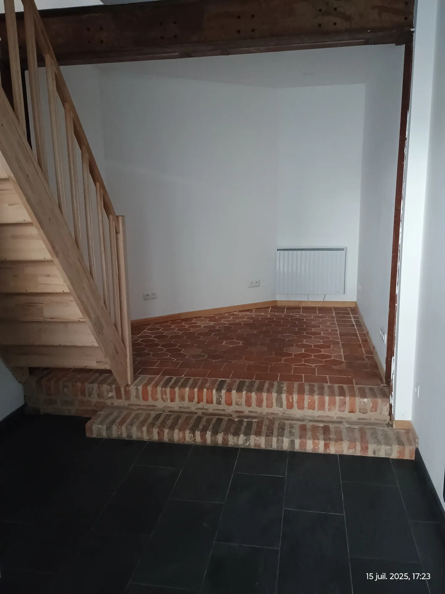 Maison de ville rénovée à Guise (02120) avec 2 chambres et potentiel commercial 