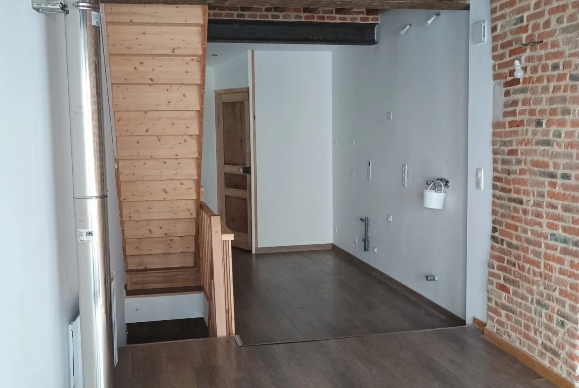 Maison de ville rénovée à Guise (02120) avec 2 chambres et potentiel commercial 