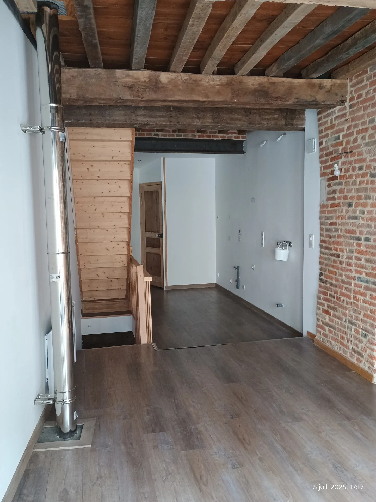 Maison de ville rénovée à Guise (02120) avec 2 chambres et potentiel commercial 