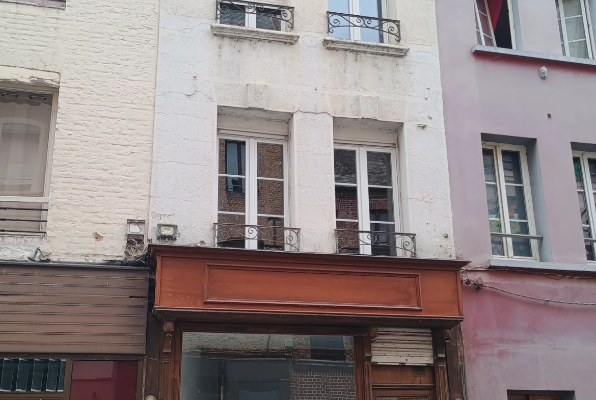 Maison de ville rénovée à Guise (02120) avec 2 chambres et potentiel commercial 