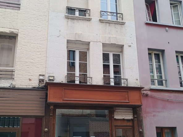 Maison de ville rénovée à Guise (02120) avec 2 chambres et potentiel commercial