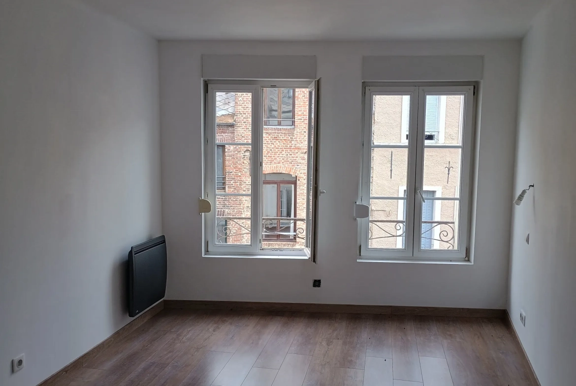 Maison de ville rénovée à Guise (02120) avec 2 chambres et potentiel commercial 