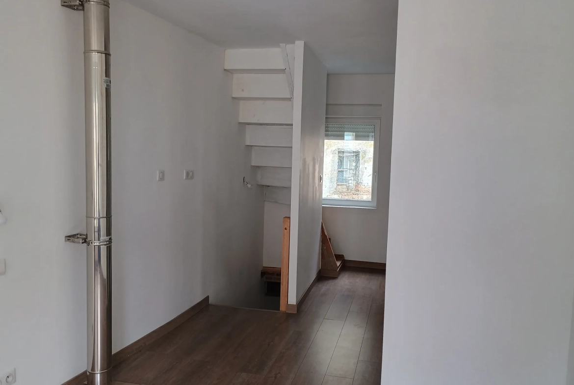 Maison de ville rénovée à Guise (02120) avec 2 chambres et potentiel commercial 