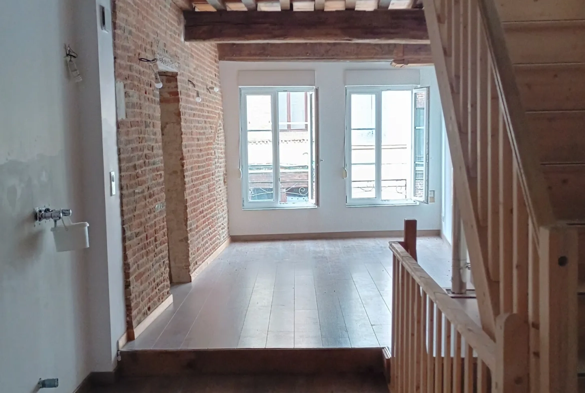 Maison de ville rénovée à Guise (02120) avec 2 chambres et potentiel commercial 