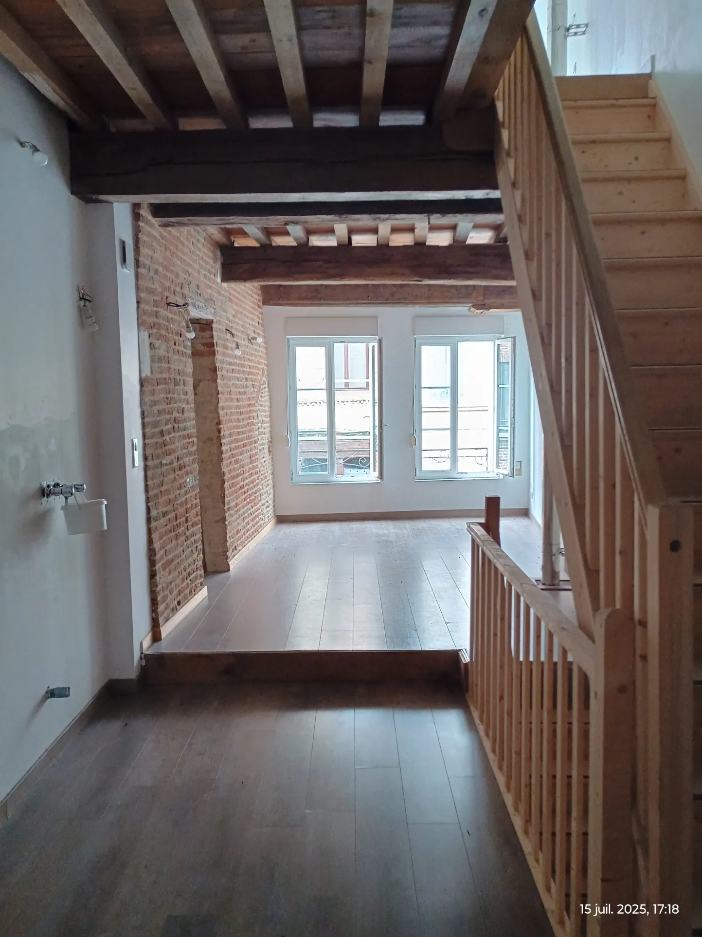 Maison de ville rénovée à Guise (02120) avec 2 chambres et potentiel commercial 