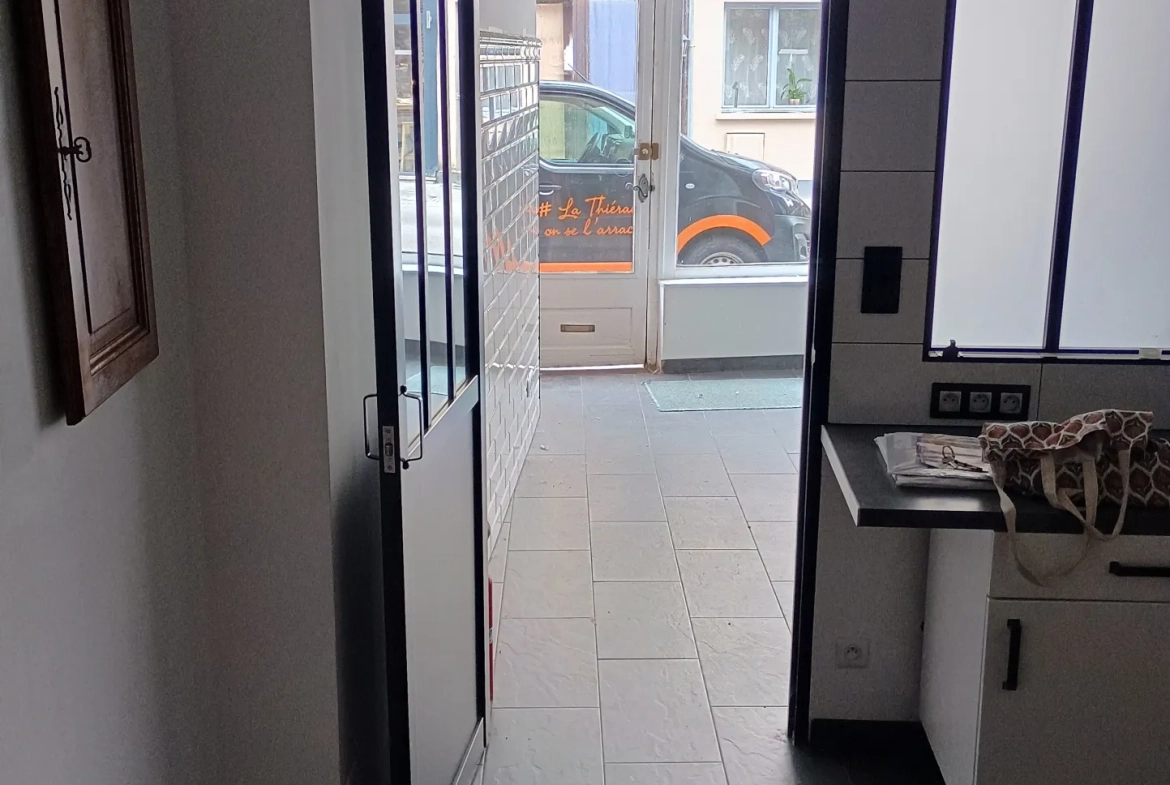 Maison de ville rénovée à Guise (02120) avec 2 chambres et potentiel commercial 