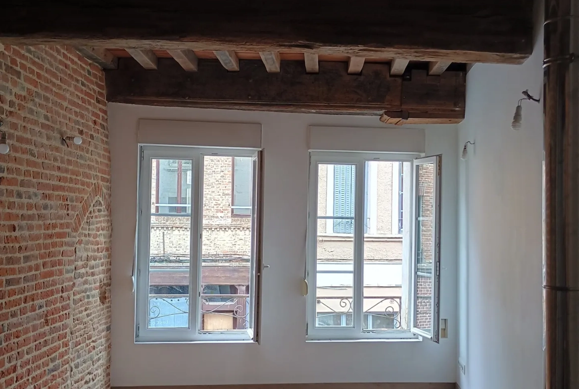 Maison de ville rénovée à Guise (02120) avec 2 chambres et potentiel commercial 