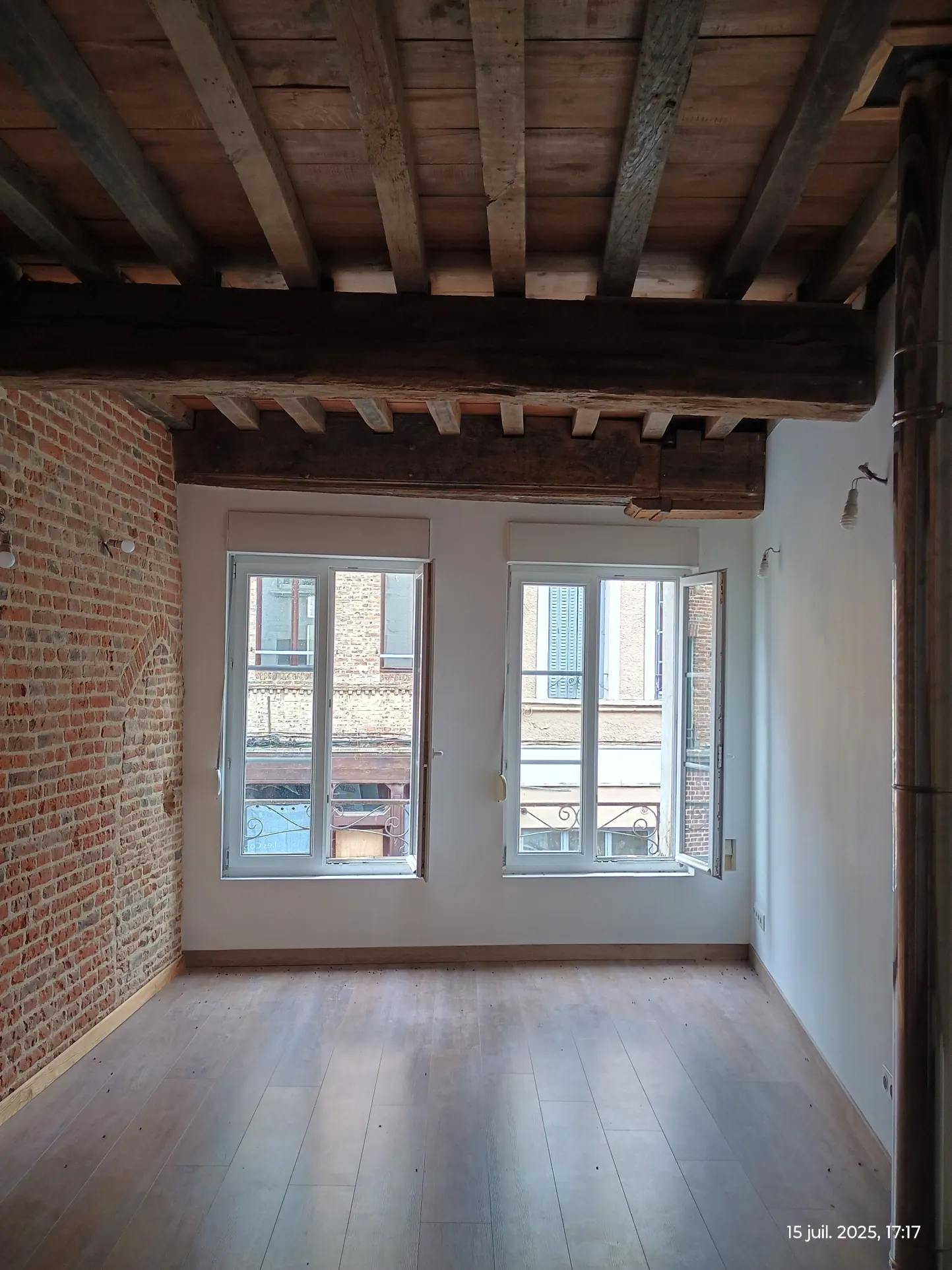 Maison de ville rénovée à Guise (02120) avec 2 chambres et potentiel commercial 