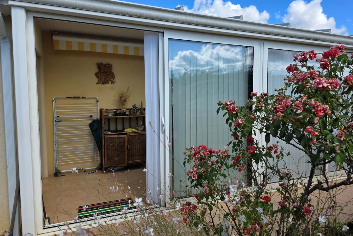 Appartement T3 sécurisé à Ruoms avec parking, piscine et activités pour retraités 