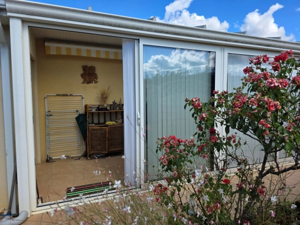 Appartement T3 sécurisé à Ruoms avec parking, piscine et activités pour retraités